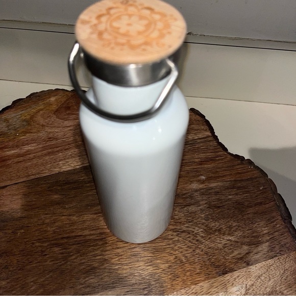 Natural Life 18 oz, heart travel water bottle.
Lid is BPA free. Hand wash. - Picture 5 of 6